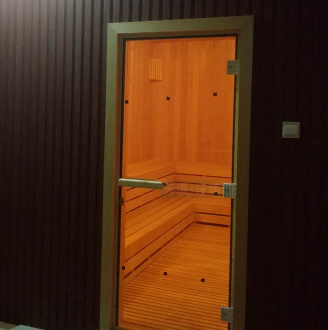 鐵杉木桑拿房門的圖片