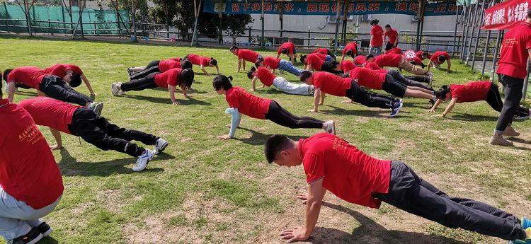 隊長在接受體罰